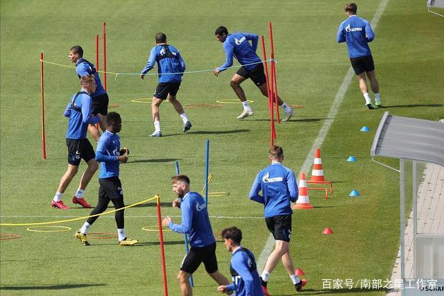 公然脱鞋！易建联大污点！真的错了吗？